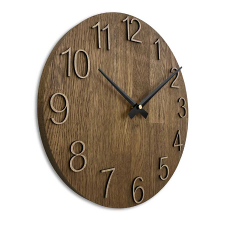 Prim-plan al unui cadran din lemn cu un decupaj subtil în stil natural. Prim-plan al unui cadran din lemn cu un decupaj subtil în stil natural.