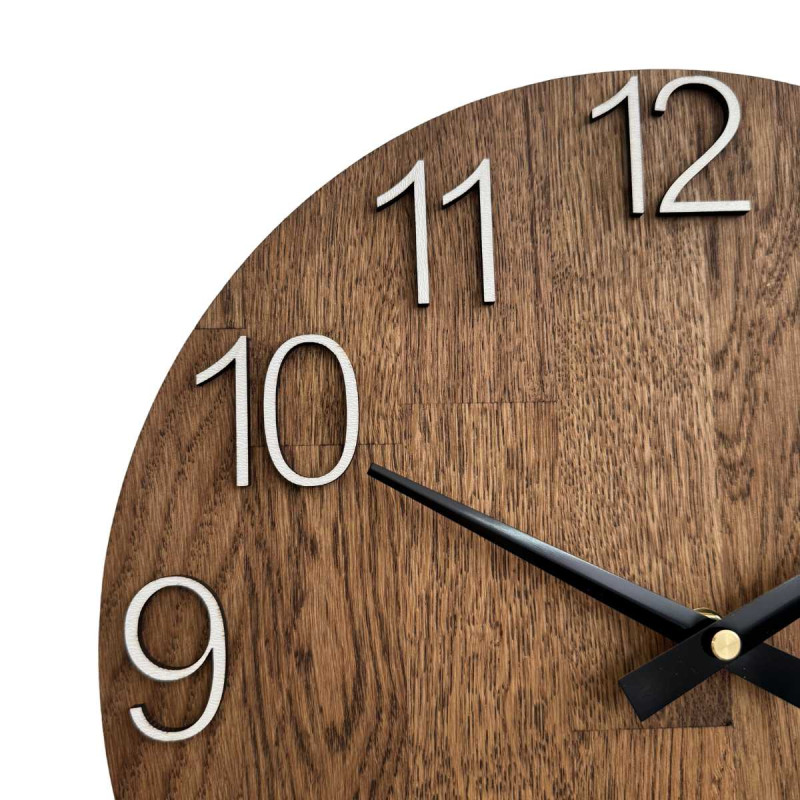 Ceas din lemn sculptat, cu cadran simplu și design minimalist.