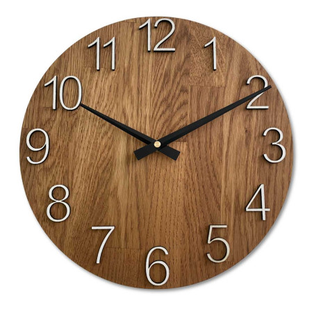 Prim-plan al unui cadran din lemn cu un decupaj subtil în stil natural. Prim-plan al unui cadran din lemn cu un decupaj subtil în stil natural.