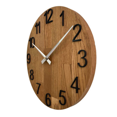 Prim-plan al unui cadran din lemn cu un decupaj subtil în stil natural. Prim-plan al unui cadran din lemn cu un decupaj subtil în stil natural.