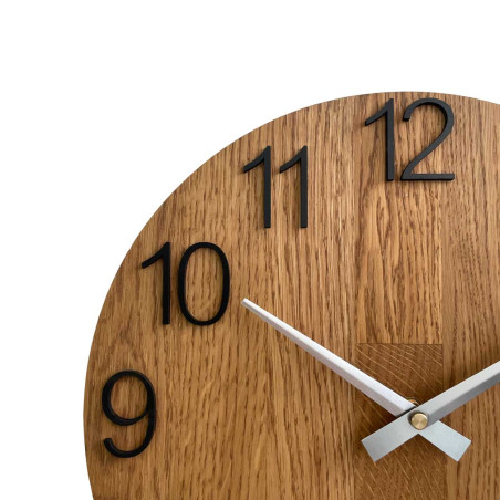 Ceas din lemn cu formă simetrică și decupaj inspirat din motive din natură. Ceas din lemn cu formă simetrică și decupaj inspirat din motive din natură.