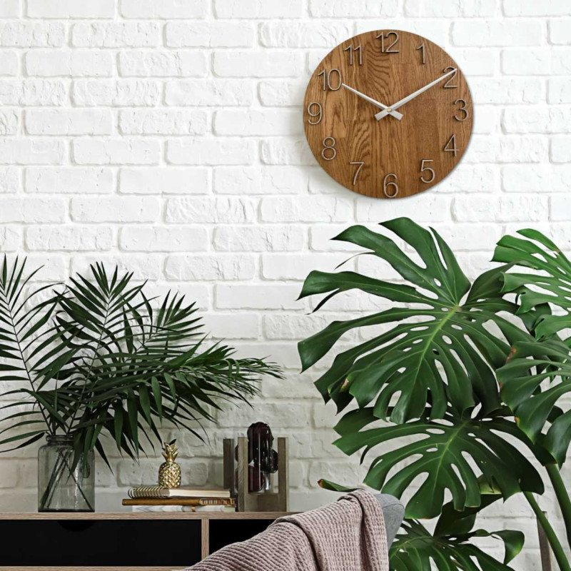 Ceas rotund cu decupaj decorativ în centru și un model delicat din lemn.