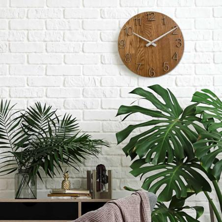 Ceas rotund cu decupaj decorativ în centru și un model delicat din lemn. Ceas rotund cu decupaj decorativ în centru și un model delicat din lemn.