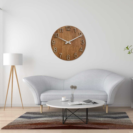 Prim-plan al unui cadran din lemn cu un decupaj subtil în stil natural. Prim-plan al unui cadran din lemn cu un decupaj subtil în stil natural.