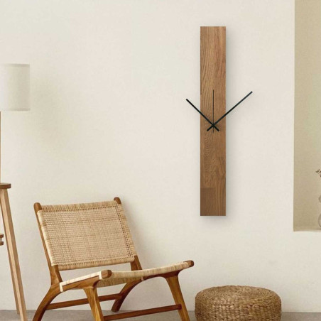 Ceas vertical din lemn cu ace combinate negre și argintii, fără cifre.