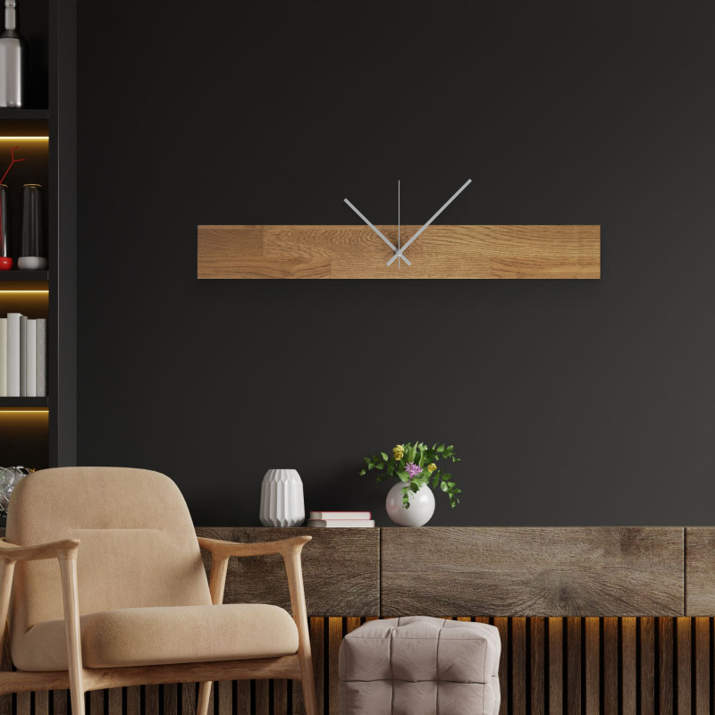 Ceas de perete mare din lemn, cu ace negre distinctive și cifre separate.