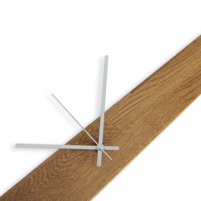 Ceas elegant din lemn, cu blat din lemn închis la culoare și cifre negre aranjate pe perete.