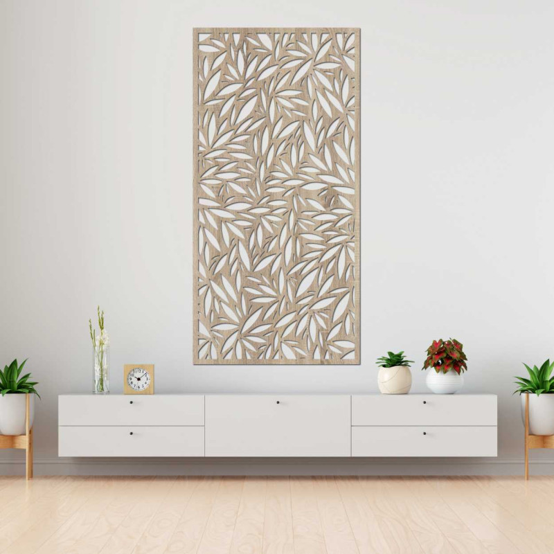 Panou decorativ cu decupaje de frunze pe un perete deschis la culoare