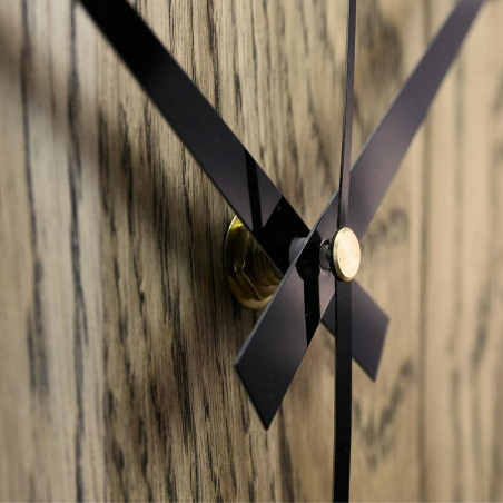 ceas de perete din lemn de stejar. ceas de perete din lemn de stejar.