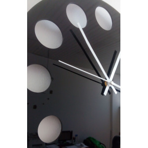 Ceas de perete modern realizat din plastic. Producție proprie, X-momo 2