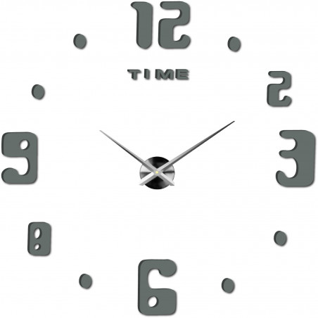 Ceas cu cifre originale, mari, de diferite dimensiuni și ace argintii. Ceas cu cifre originale, mari, de diferite dimensiuni și ace argintii.