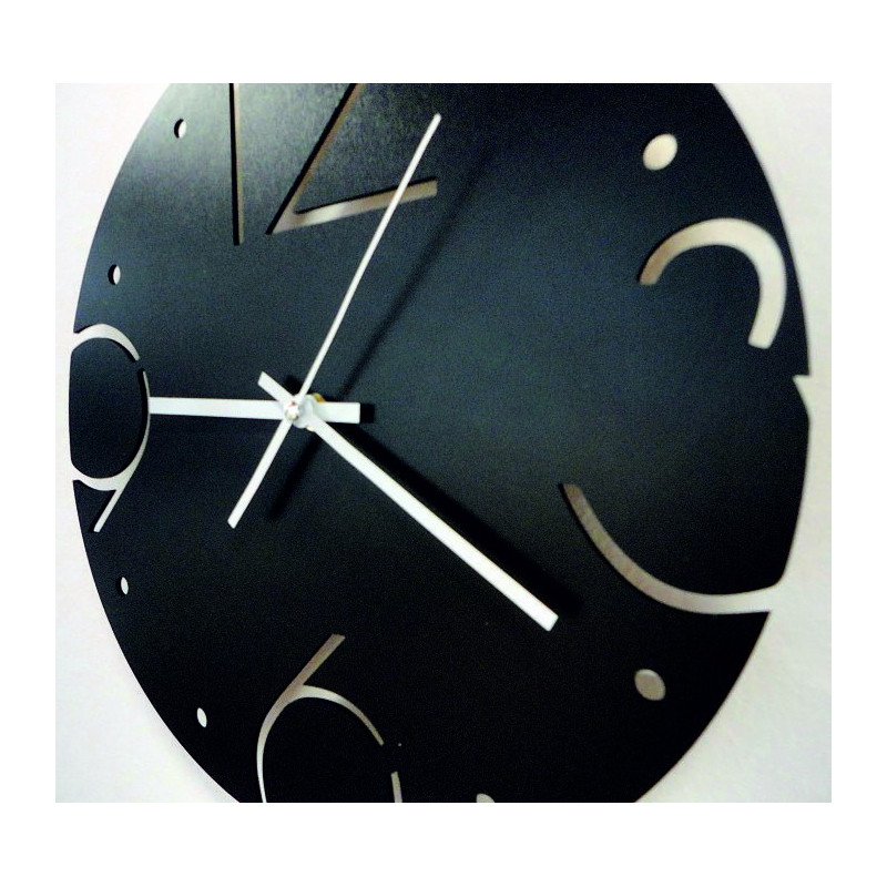 Ceas silențios cu cadran elegant și ace contrastante pe o placă de stejar.