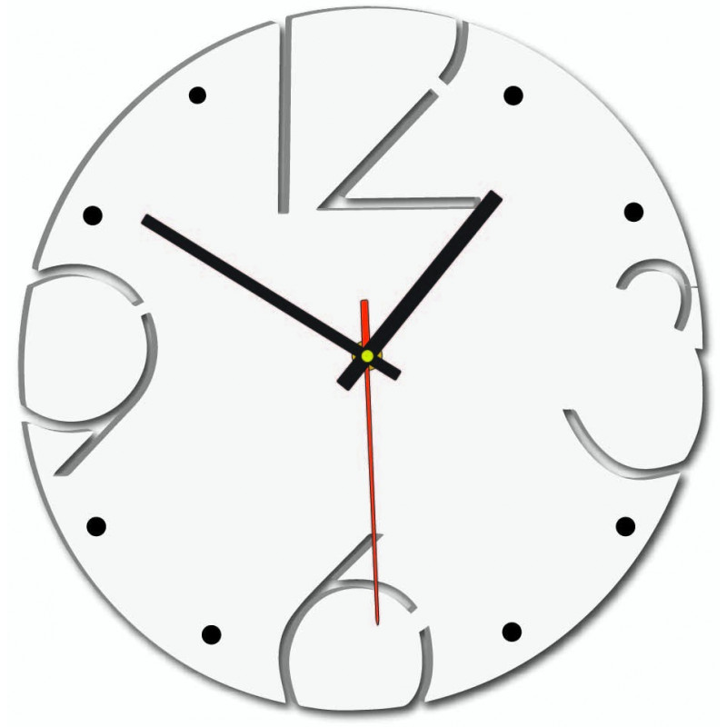 Ceas de perete de design cu cifre sculptate pe o placă de lemn deschis la culoare.