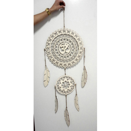 Mandala OM pentru captarea viselor, din placaj de plop, lucrată manual, ca decor de perete. Mandala OM pentru captarea viselor, din placaj de plop, lucrată manual, ca decor de perete.
