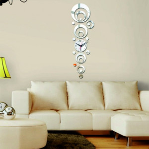 Ceas de perete în sufrageria SWITCH 2